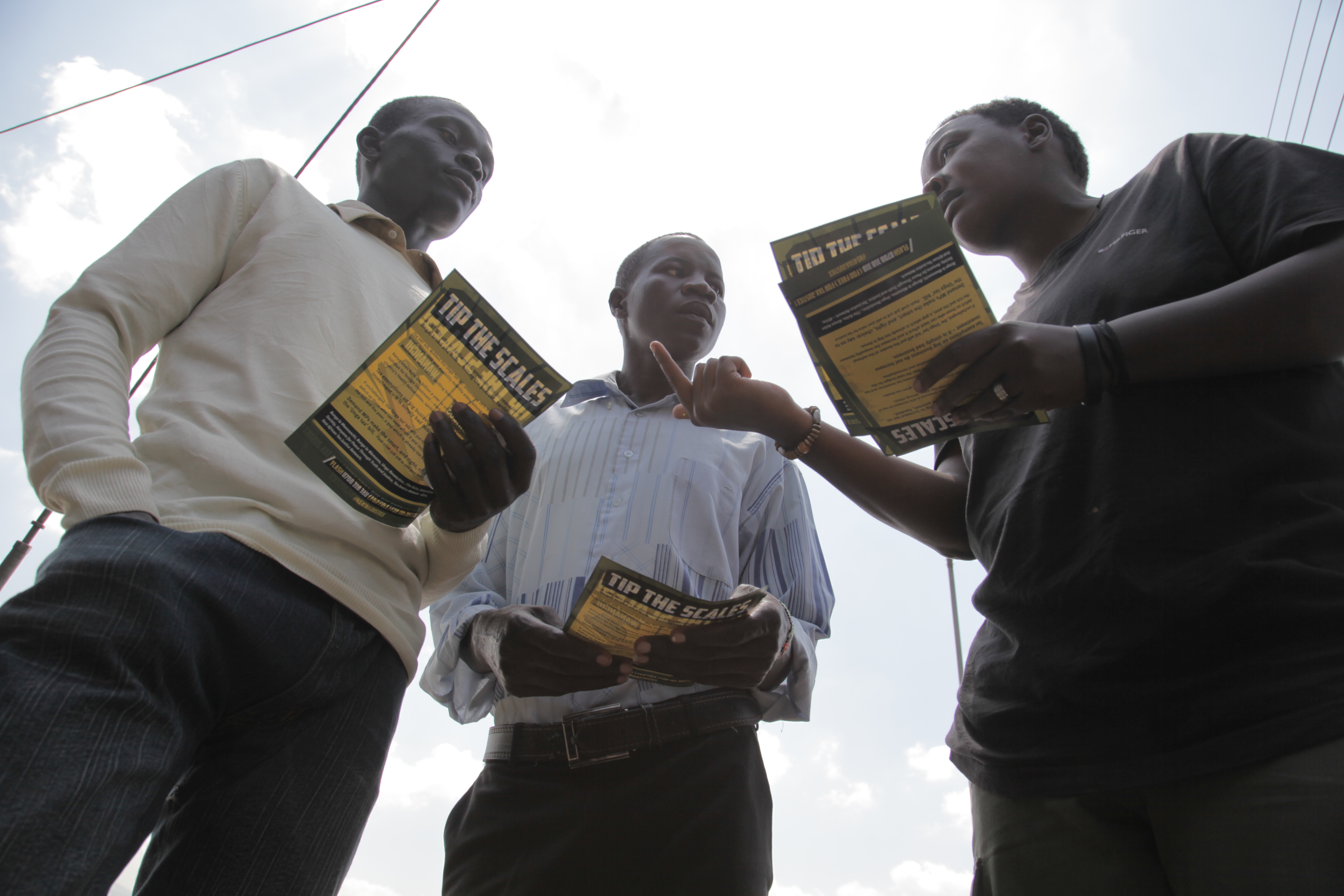 Blessol Gathoni (r), an activist with the Kenyans for Tax Justice campaign talks to residents of Shauri Moyo about the government’s proposed VAT bill. Credit: Zahra Moloo/IPS